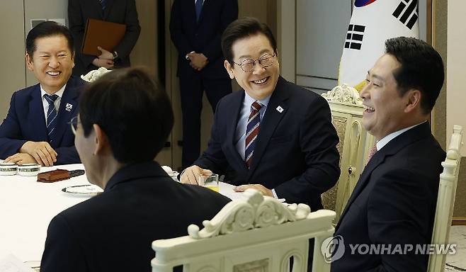 (서울=연합뉴스) 한상균 기자 = 이재명 대통령이 8일 용산 대통령실에서 여야 지도부 오찬 회동을 하고 있다.      왼쪽부터 더불어민주당 정청래 대표, 이 대통령, 국민의힘 장동혁 대표. 2025.9.8 [대통령실통신사진기자단] xyz@yna.co.kr 연합뉴스