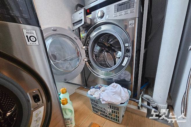 9일 오전 찾은 강릉 홍제동의 한 아파트 세탁기 앞에 빨랫감들이 쌓여있다. 구본호 기자