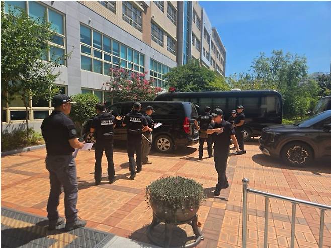 지난달 29일 부산 동구의 한 고등학교에 폭발물 설치 협박 팩스가 접수돼 경찰이 수색을 진행했다. 부산경찰청 제공