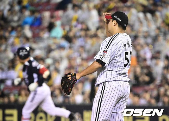 [OSEN=잠실, 조은정 기자]6일 오후 서울 잠실구장에서 ‘2025 신한 SOL Bank KBO리그’ LG 트윈스와 두산 베어스의 경기가 열렸다.LG는 최채흥, 두산은 콜어빈을 선발로 내세웠다.5회초 2사 만루 두산 양의지에게 역전 만루홈런을 허용한 LG 장현식이 아쉬워하고 있다. 2025.08.06 /cej@osen.co.kr