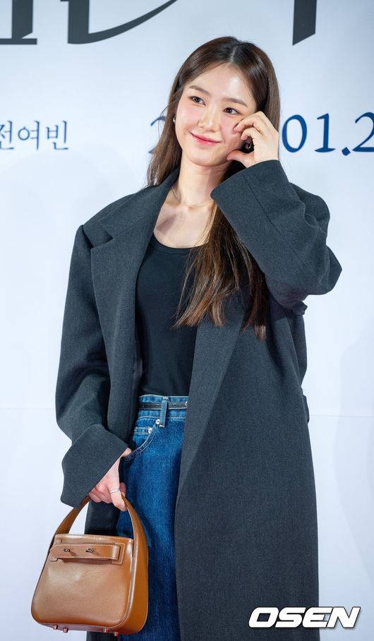 [OSEN=민경훈 기자] 21일 오후 서울 송파구 신천동 롯데시네마 월드타워에서 영화 '검은 수녀들' VIP 시사회가 열렸다. '검은 수녀들'은 한국 오컬트의 새로운 장을 열었다는 평가를 받으며 관객들을 사로잡은 영화 '검은 사제들'의 두 번째 이야기로 강력한 악령에 사로잡힌 소년을 구하기 위해 금지된 의식에 나서는 사람들의 이야기를 그린 영화다.가수 겸 배우 공지호가 포토타임을 갖고 있다. 2025.01.21 / rumi@osen.co.kr