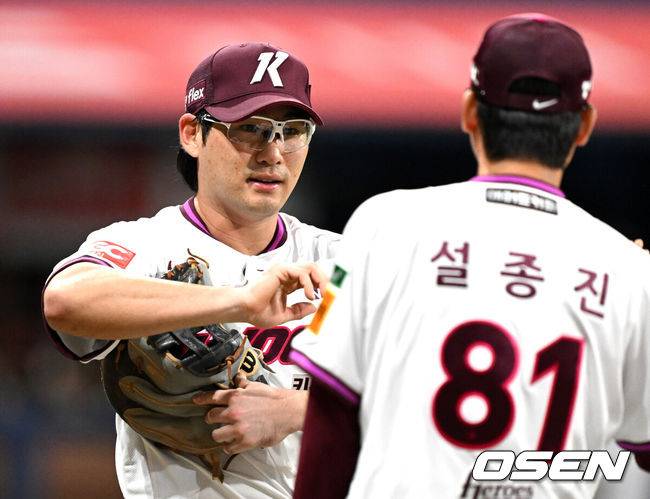 [OSEN=고척, 이대선 기자] 프로야구 최하위 키움 히어로즈가 1위 LG 트윈스에 뼈아픈 패배를 안겼다.&nbsp;키움은 9일 서울 고척스카이돔에서 열린 ‘2025 신한은행 SOL Bank KBO리그’ LG와의 경기에서 11-2로 승리했다.&nbsp;경기 종료 후 키움 임지열이 설종진 감독대행과 승리의 기쁨을 나누고 있다. 2025.09.09 /sunday@osen.co.kr