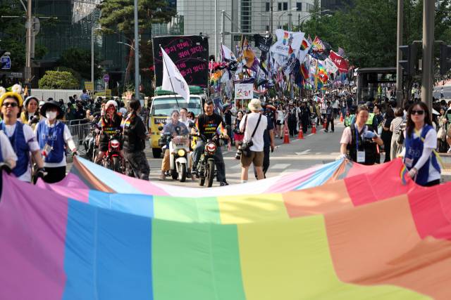 ▲지난 6월 14일 서울 종로구 종각역에서 제26회 퀴어퍼레이드 참가자들이 을지로 입구까지 행진하고 있다. ⓒ연합뉴스