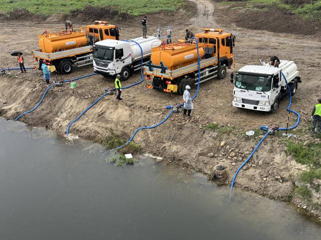 ▲육군이 지난 2일부터 가뭄 장기화로 재난지역으로 선포된 강원 강릉시에 급수 차량과 장병들을 지원해 급수난 해소를 돕고 있다고 4일 밝혔다. 군 장병들이 오봉저수지로 급수를 위해 연곡천에서 물을 받고 있다. ⓒ연합뉴스