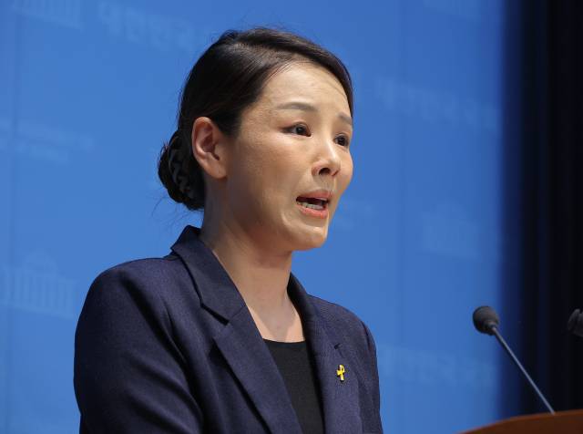 ▲조국혁신당 강미정 대변인이 지난 4일 서울 여의도 국회 소통관에서 당내 성비위 의혹과 관련한 탈당 기자회견을 하고 있다. ⓒ연합뉴스