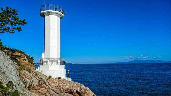 완도로 들어오는 길목을 밝히는 서봉각등대.
