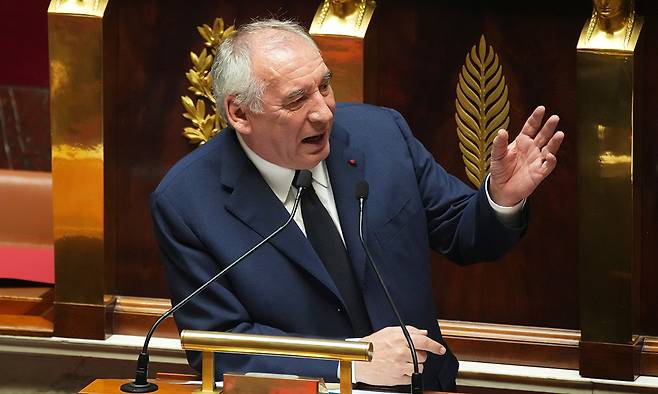 8일(현지시간) 프랑스 하원의 내각 불신임안 표결에 앞서 프랑수아 바이루 총리가 긴축 재정의 불가피성과 자신에 대한 의회&nbsp;불신임의 부당성을 강조하는 연설을 하고 있다. 여소야대의 하원은 결국 찬성 364표 대 반대&nbsp;194표로 바이루 총리 해임을 가결했다. AP연합뉴스