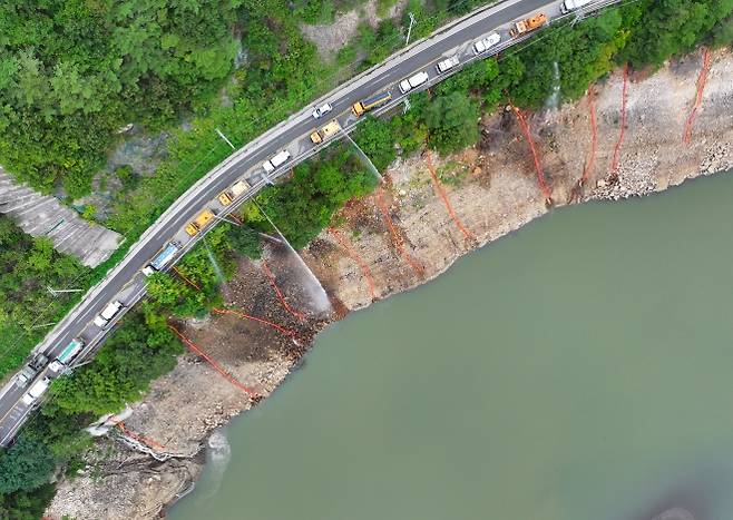 9일 강원 강릉시 오봉저수지에서 육·해·공군과 소방, 전국 지자체 및 기관이 지원한 살수차들이 수위를 높이고자 물을 쏟아붓고 있다. 2025.9.9 연합뉴스