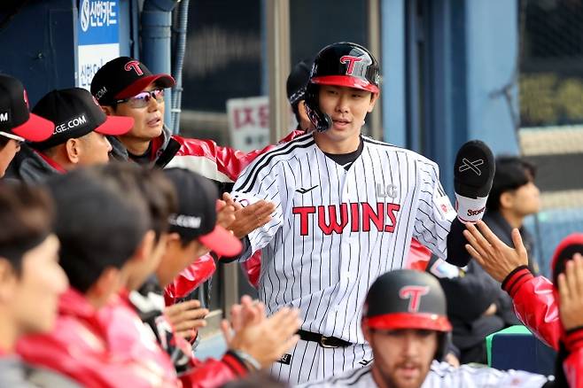 LG 트윈스 홍창기가 5월 3일 서울 잠실야구장에서 열린 2025 KBO리그 정규시즌 SSG 랜더스와의 홈 경기에서 득점한 뒤 동료들과 하이파이브하고 있다. LG 트윈스 제공