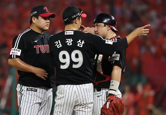 LG 트윈스 장현식이 지난달 17일 인천 SSG랜더스필드에서 열린 2025 KBO리그 정규시즌 SSG 랜더스와의 원정 경기에서 김광삼 투수코치와 대화하고 있다. 뉴스1