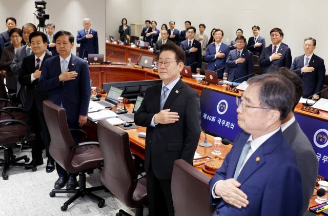 이재명 대통령이 9월 2일 용산 대통령실에서 열린 국무회의에서 국기에 경례하고 있다. 맞은 편에 최휘영 문체부 장관이 있다. 연합뉴스