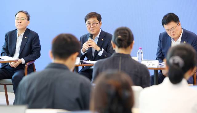 최휘영 문화체육관광부 장관이 9월 4일 서울 중구 모두예술극장에서 열린 취임 한 달 언론간담회에서 발언하고 있다. 연합뉴스