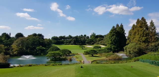 연못과 분재 같은 관상수·석교 등으로 수준 높은 동양적 정원 조경 예술이 돋보이는 13번 홀(파3). 여름에는 장미향까지 가득해 오감으로 아름다움을 느낄 수 있지만 189야드의 긴 길이와 그린 앞 벙커, 그린의 좌우 내리막 경사 등으로 파 세이브가 쉽지 않다. /사진 제공=안양CC