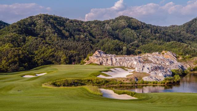코쿤 코스 4번 홀 그린 뒤 바위는 골프장 명칭의 모티브가 된 명물이다. 오른쪽으로 급격히 휘어진 이 홀은 티샷으로 그린을 직접 공략하고 싶은 도전욕을 자극한다. /사진 제공=휘슬링락