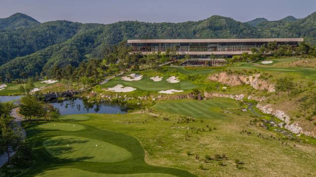 템플 코스 9번 홀과 클럽하우스.