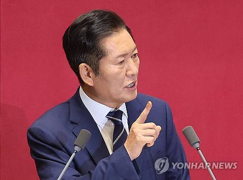 정청래 더불어민주당 대표가 9일 서울 여의도 국회 본회의에서 교섭단체 대표 연설을 하고 있다. 연합뉴스