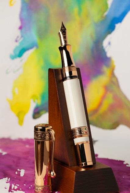 오로라의 단테 시리즈인 ‘천국’. 금색 캡과 백색 배럴, 섬세한 문양이 적절히 어우러져 아름답게 표현됐다.