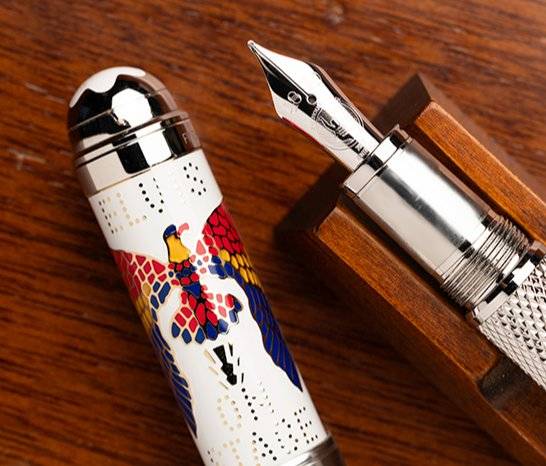 몽블랑은 2009년부터 그레이트 캐릭터 시리즈를 매년 출시하고 있다. 이 가운데 ‘엘비스 프레슬리 LE’는 독수리 문양의 화려한 래커 마감과 공연을 묘사한 펜촉이 특징이다.