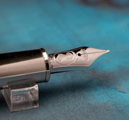 몽블랑의 작가 시리즈는 1992년 시작됐다. ‘2024 제인 오스틴 SE’는 18세기풍 청회색 캡과 아이보리 배럴, 화려한 클립, 작가 옆모습이 새겨진 펜촉이 눈에 띈다.&nbsp;