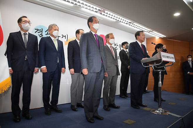 2022년 4월13일 윤석열이 이상민(뒷줄 왼쪽 두 번째) 행정안전부 장관 후보자를 포함한 2차 국무위원 후보 및 대통령 비서실장 인선 발표를 하고 있다. ⓒ인수위사진기자단