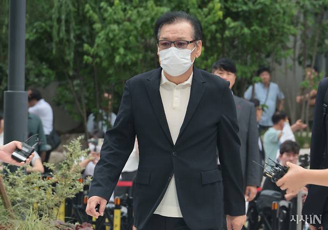 ‘건진법사’ 전성배씨가 8월18일 서울 종로구 김건희 특검 사무실에 출석하고 있다. ⓒ시사IN 이명익