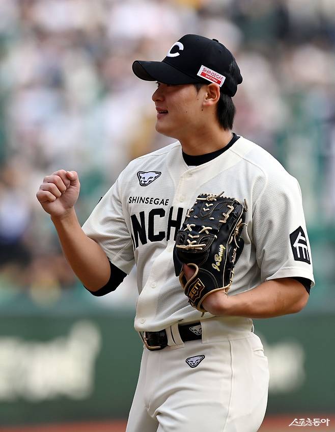 SSG 마무리투수 조병현은 남다른 안정감을 자랑하며 팀의 승리를 지켜내고 있다. 30세이브와 1점대 ERA, 0점대 WHIP에 도전하는 것도 그 연장선상에 있다. 스포츠동아 DB