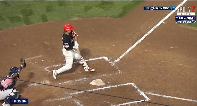 KIA 윤도현이 7일 창원 NC전 9회초 타석에서 스윙하고 있다. 투구가 백스톱으로 빠졌지만, 심판의 콜이 나오지 않아 논란이 커졌다. 사진｜Tving 중계화면 캡처