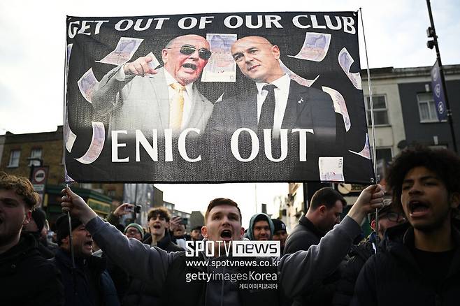 ▲ 영국 매체 ‘TBR 풋볼’은 “손흥민이 25년 동안 토트넘을 이끌었던 레비 회장에게 작별 인사를 했다. ‘믿을 수 없는 업적’을 남겼다고 평가하며 찬사를 보냈다. 토트넘에서 뛰었던 10년 동안 손흥민 자신을 도왔던 레비 회장의 모든 것에 감사인사를 했다”고 보도했다.