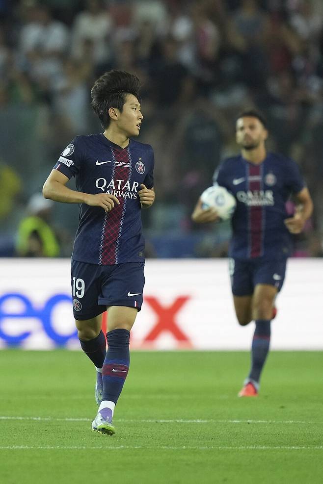 ▲ 이강인은 올 시즌 리그앙에서 단 1경기 선발 출전에 그쳤다. 나머지는 모두 교체 투입이었고, 툴루즈 원정(3라운드)에서는 아예 결장했다. 올 시즌 공식전 4경기 중 3경기에 나섰지만, 평균 출전 시간은 31분에 불과하다. 특히 최근 리그 2경기에서는 벤치 대기 끝에 1경기에서는 9분만을 소화했고, 1경기에서는 그라운드를 밟지 못했다. ⓒ 연합뉴스/AP