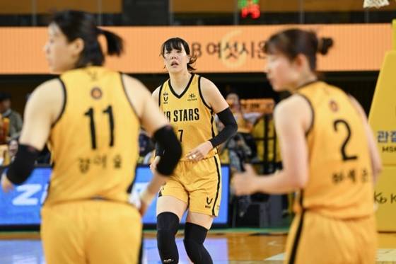 2023~24시즌 당시의 강이슬과 박지수, 허예은(왼쪽부터). /사진=WKBL 제공