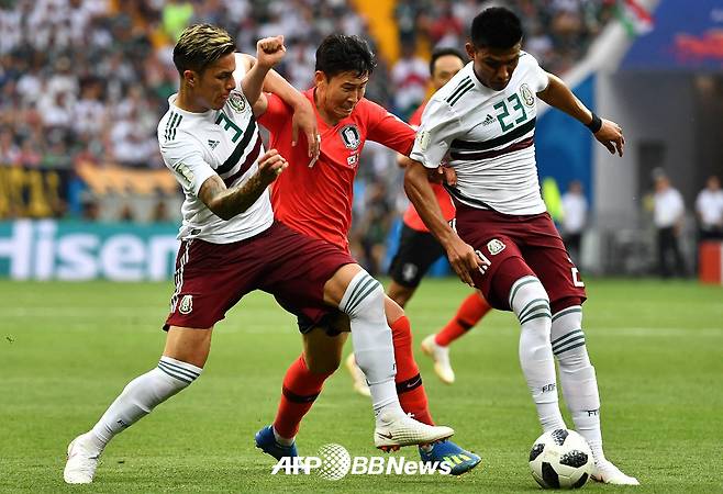 지난 2018 국제축구연맹(FIFA) 러시아 월드컵 조별리그 2차전 멕시코전에 출전해 볼 경합을 펼치고 있는 손흥민의 모습. /AFPBBNews=뉴스1