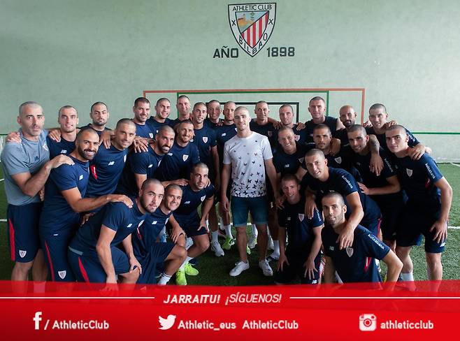지난 2017년 예라이 알바레스의 암투병 사실이 알려지자 그를 응원하는 의미로 단체로 삭발했던 아틀레틱 빌바오 선수단. /사진=아틀레틱 빌바오 SNS 캡처