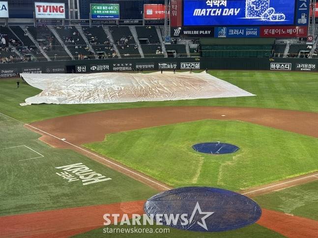 9일 롯데 자이언츠와 한화 이글스의 경기가 열릴 예정인 부산 사직야구장에 대형 방수포가 걷히고 있다. /사진=양정웅 기자