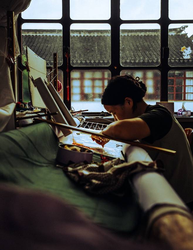 중국 4대 자수를 꼽자면 쑤저우, 후난, 쓰촨, 광둥 자수가 대표적이다. 그중 쑤저우의 자수는 2,000년이 넘는 유구한 역사를 지니고 있는데 섬세한 바느질과 부드러운 색감이 특징이다.