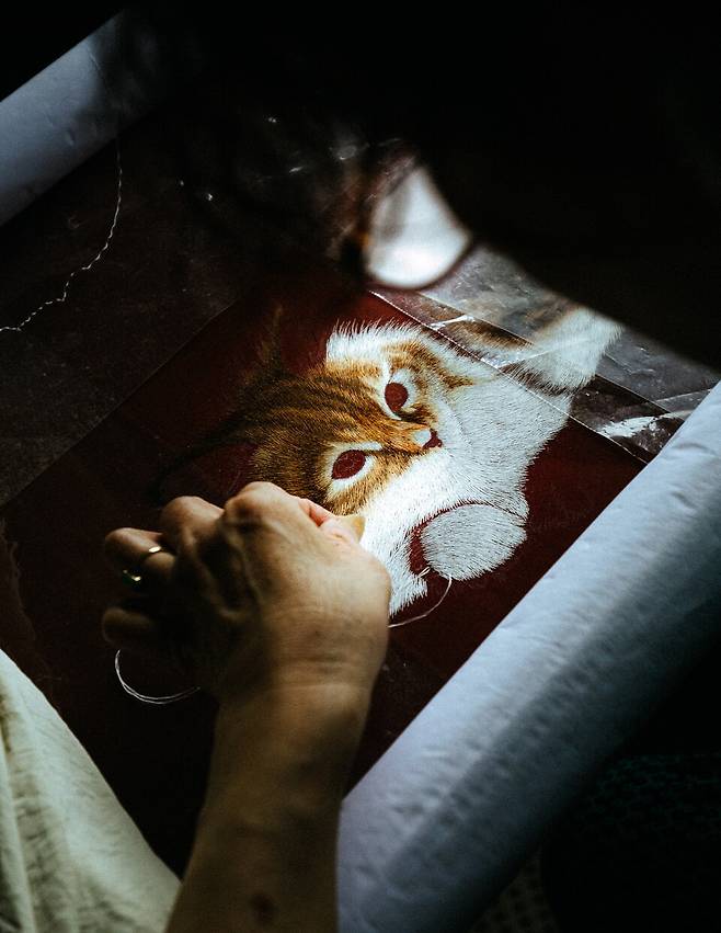 쑤저우 자수의 하이라이트는 양면 자수 기법. 앞뒤가 동일한 무늬를 표현하는 고난이도 기술이다&nbsp;