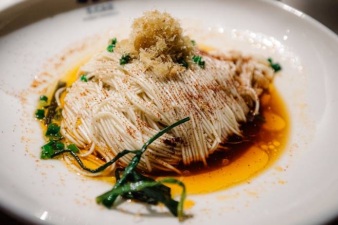 쑤저우의 국수. 파기름으로 볶아 낸 국수에 민물새우를 가득 올려 비벼 &nbsp;먹는다&nbsp;