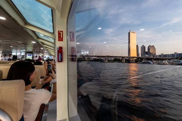 한강버스에서는 여의도 등 한강변 경치를 조망할 수 있다. / 서울관광재단