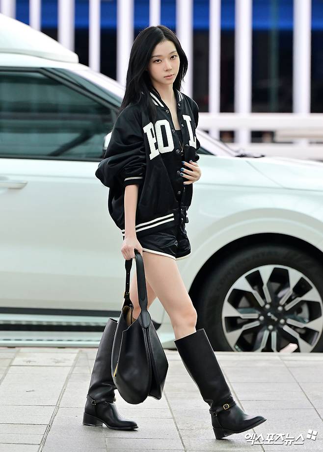 에스파 윈터가 출국장으로 향하고 있다.