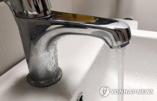 화장실 세면대에서 수돗물이 나오는 모습 [연합뉴스 자료사진]