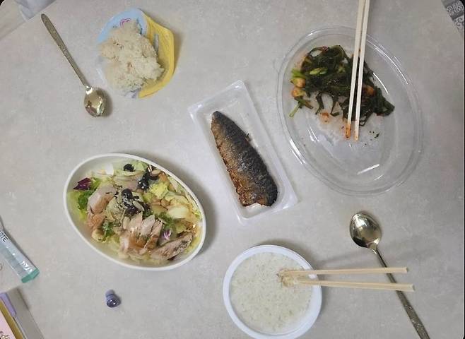 햇반과 나무젓가락 등 일회용품으로 식사 [소셜미디어 캡처]