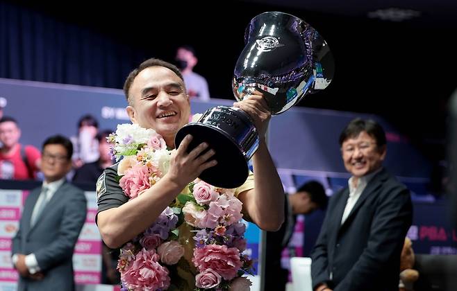 우승 트로피를 든 이승진 [PBA 제공. 재판매 및 DB 금지]