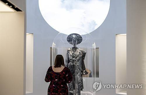 2024년 미국 뉴욕시 메트로폴리탄 미술관에서 전시된 테베 마구구의 의상 작품 [EPA 연합뉴스 자료사진. 재판매 및 DB 금지]