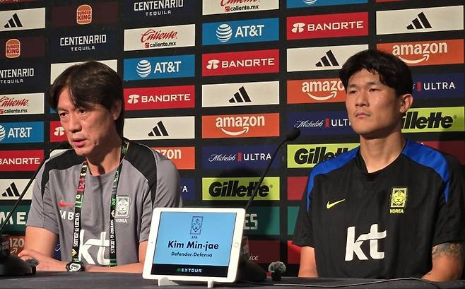 기자회견에 참석한 홍명보 감독과 김민재 [촬영 최송아]