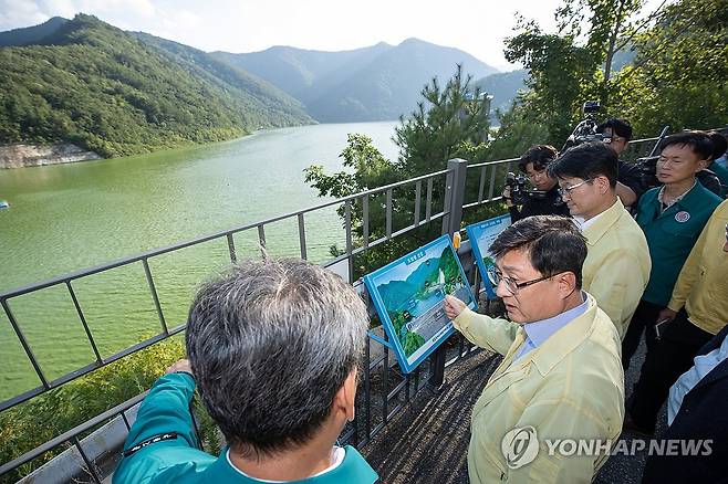 김성환 장관, 도암댐 현장 점검 (서울=연합뉴스) 김성환 환경부 장관이 22일 강원 평창군 도암댐을 찾아 시설과 수질 현황을 살펴보고 있다. 2025.8.22 [환경부 제공. 재판매 및 DB 금지] photo@yna.co.kr