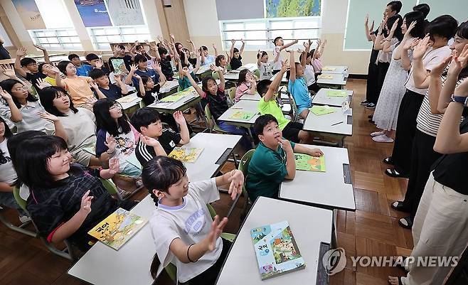 개학한 초등생들 선생님들과 인사 [연합뉴스 자료사진]