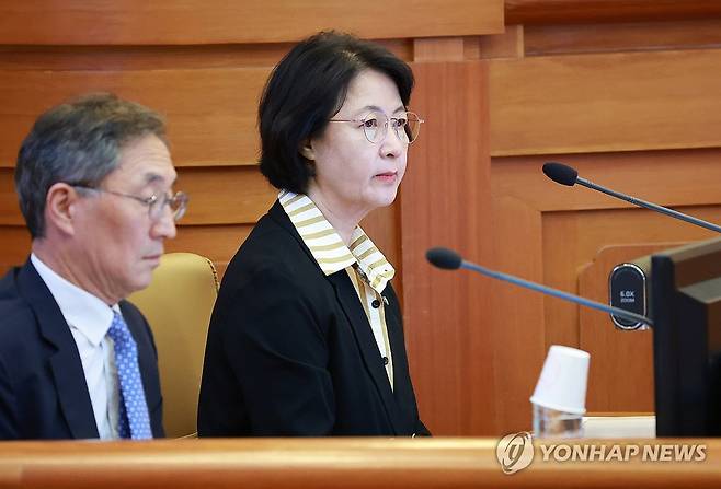 추미애 법사위원장, 경찰청장 탄핵 심판 변론 출석 (서울=연합뉴스) 홍해인 기자 = 국회 탄핵소추위원장인 추미애 법제사법위원장이 9일 서울 종로구 헌법재판소 대심판정에서 열린 조지호 경찰청장 탄핵심판 사건 첫 변론기일에 출석하고 있다. 2025.9.9 hihong@yna.co.kr