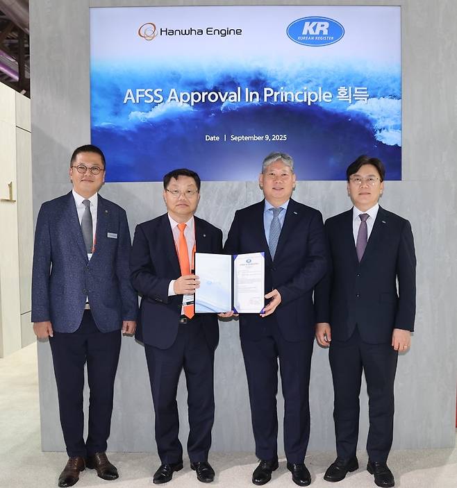 왼쪽 두 번째부터 강성운 한화엔진 엔진사업 담당, 이영석 KR선급 부사장 [한화엔진 제공. 재판매 및 DB 금지]