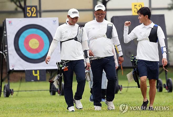 김제덕 '주먹 불끈' (광주=연합뉴스) 김성민 기자 = 9일 광주 남구 광주국제양궁장에서 열린 2025 세계양궁선수권대회 리커브 남자 단체전 4강에서 승리한 한국 선수들이 서로를 격려하고 있다. 왼쪽부터 이우석, 김우진, 김제덕. 2025.9.9 ksm7976@yna.co.kr