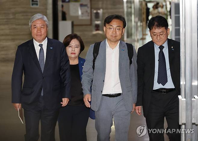 의총 향하는 조국혁신당 의원들 (서울=연합뉴스) 박동주 기자 = 조국혁신당 서왕진, 신장식 등 의원들이 8일 서울 여의도 국회에서 열린 의원총회에 참석하고 있다. 2025.9.8 pdj6635@yna.co.kr