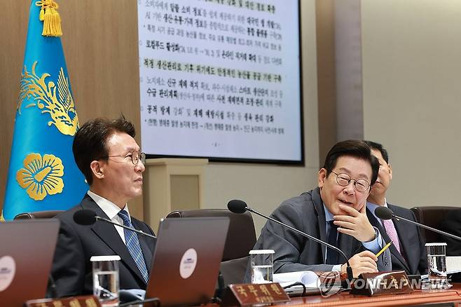 참석자 발언 듣는 이재명 대통령 (서울=연합뉴스) 김도훈 기자 = 이재명 대통령이 9일 서울 용산 대통령실에서 열린 국무회의에서 참석자 발언을 듣고 있다. 2025.9.9 [대통령실통신사진기자단] superdoo82@yna.co.kr